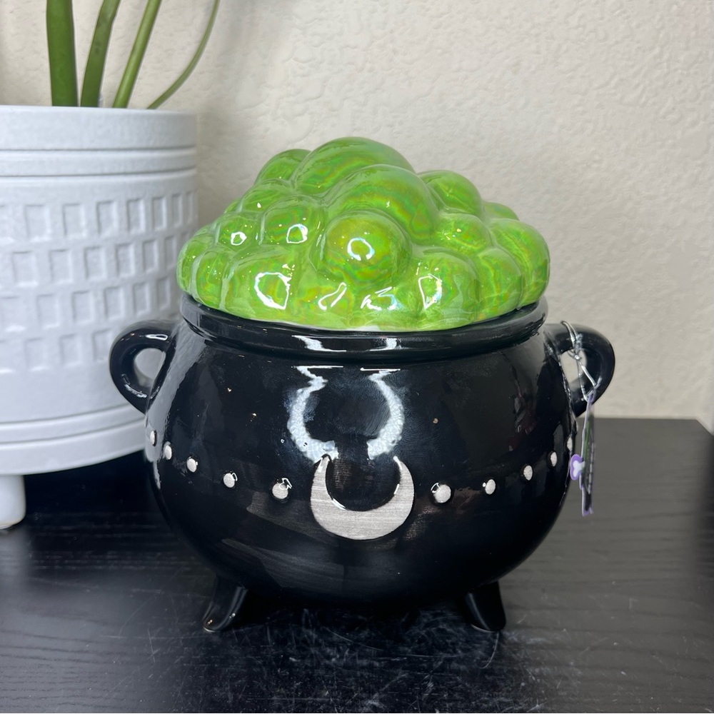 NEW 10 Strawberry Street Halloween Black Green Bubbling Cauldron Cookie Jar